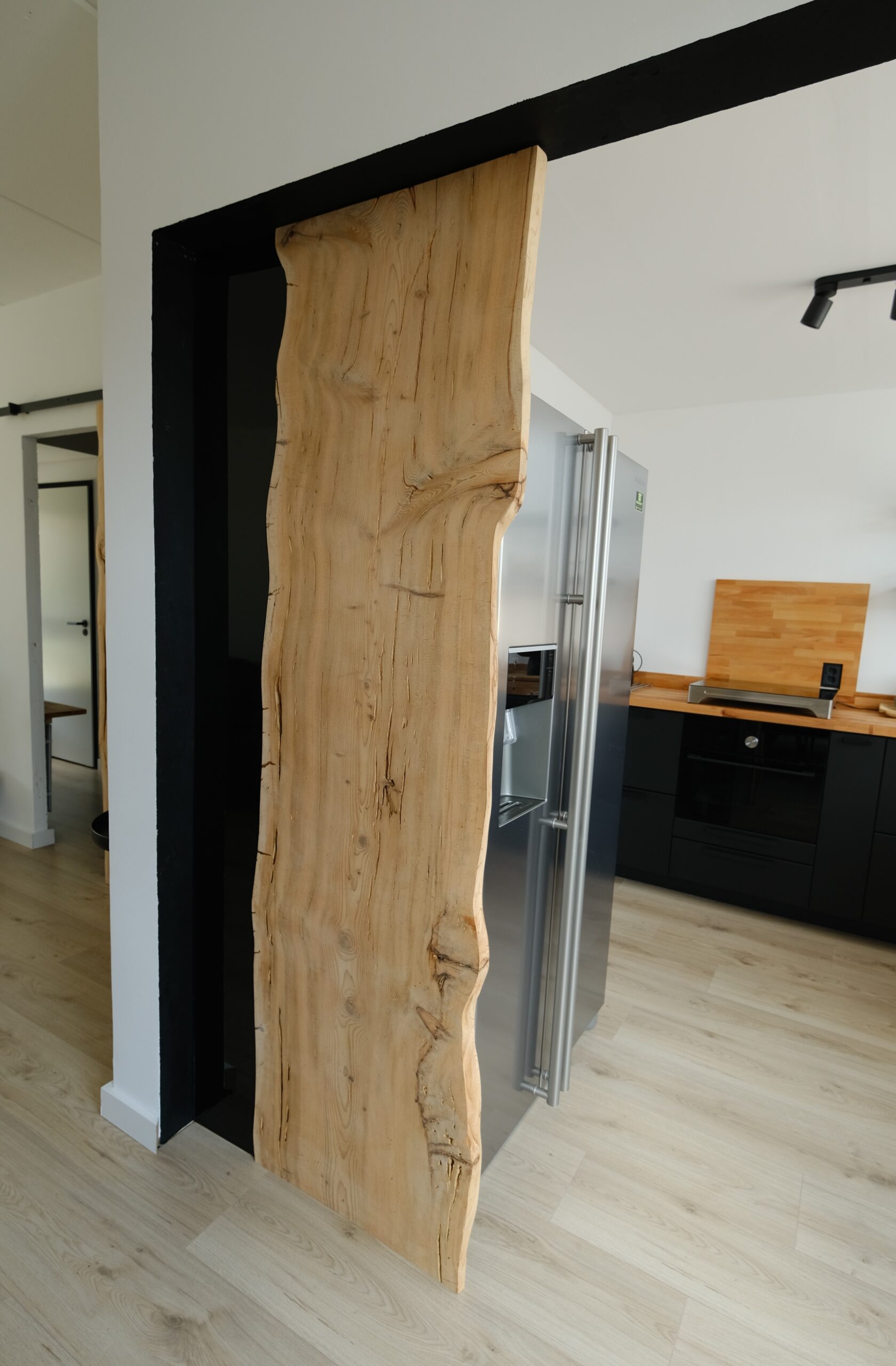 Porte coulissante bord naturel et résine époxy | Porte de style loft en bois