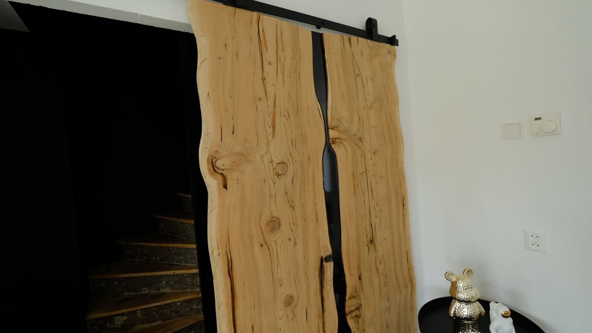 Porte coulissante bord naturel et résine époxy | Porte de style loft en bois