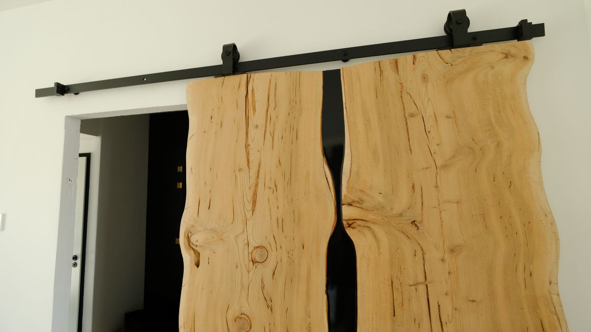 Porte coulissante bord naturel et résine époxy | Porte de style loft en bois