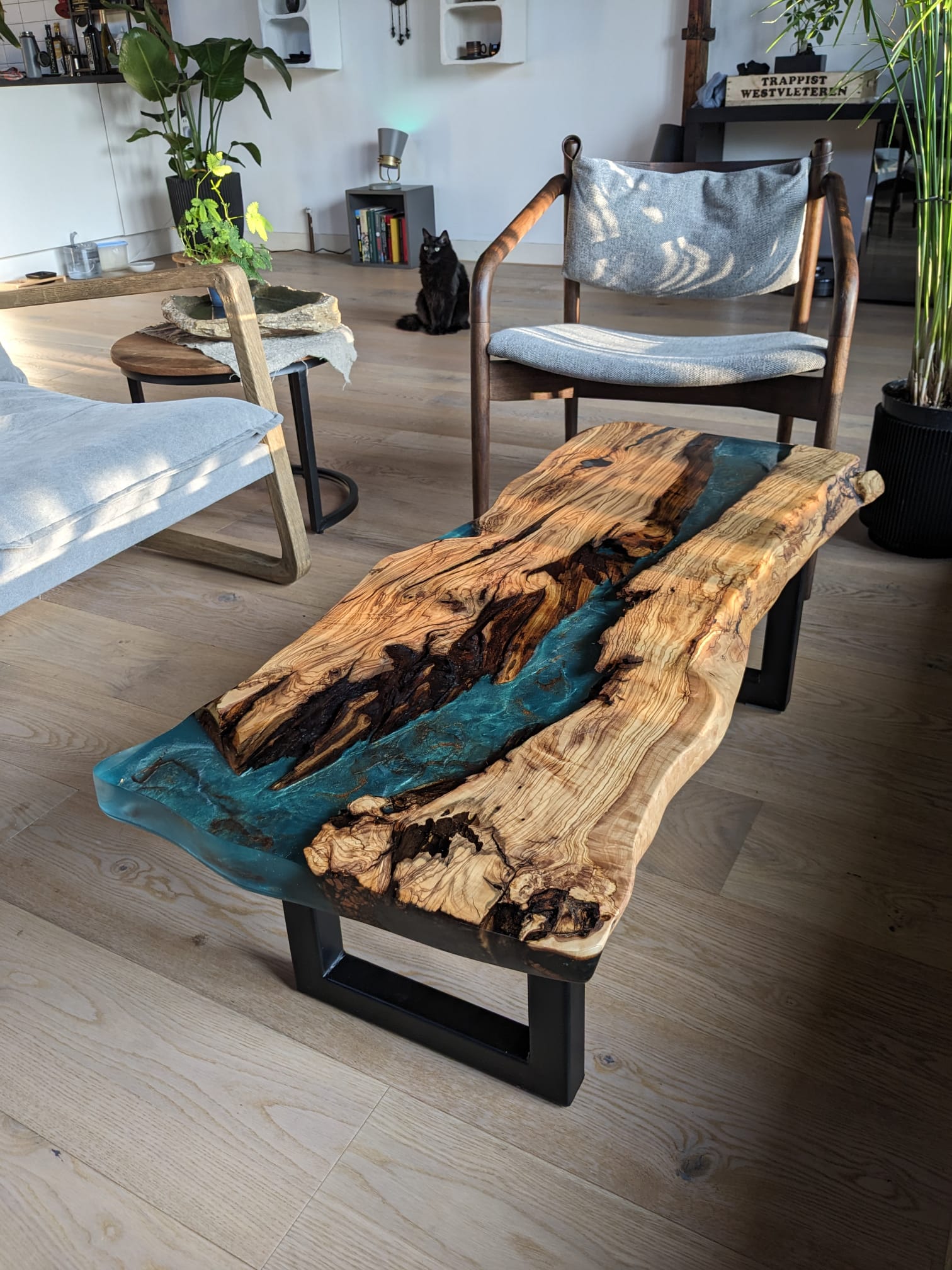 Table basse en bois d'olivier avec rivière en résine époxy bleue – Bord naturel effet littoral