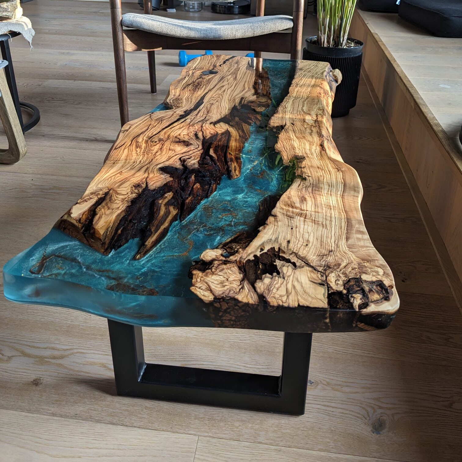 Table basse en bois d'olivier avec rivière en résine époxy bleue – Bord naturel effet littoral