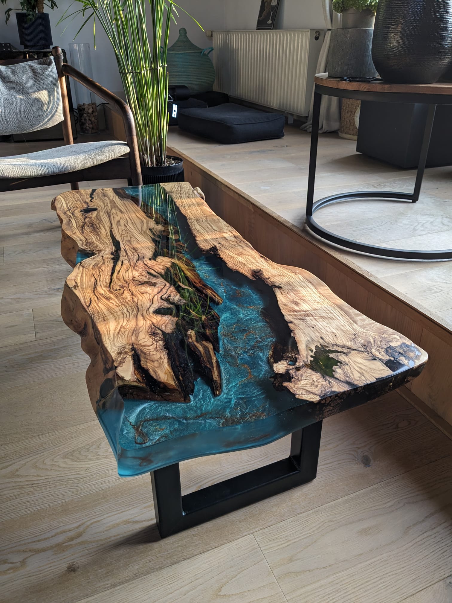 Table basse en bois d'olivier avec rivière en résine époxy bleue – Bord naturel effet littoral