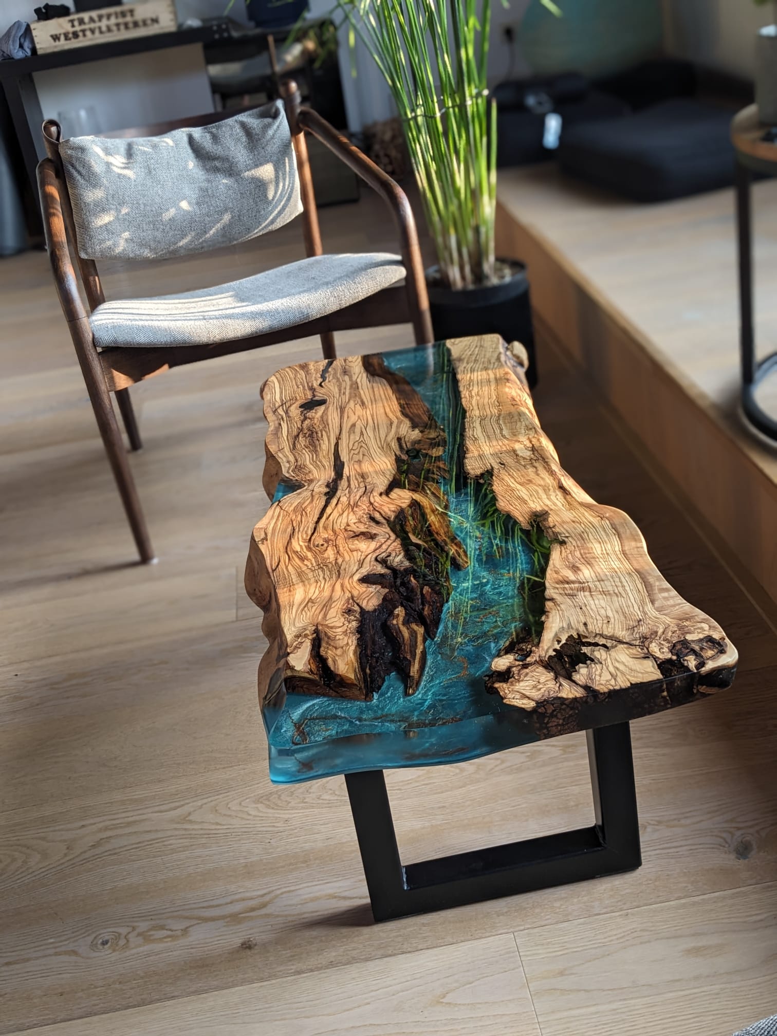 Table basse en bois d'olivier avec rivière en résine époxy bleue – Bord naturel effet littoral