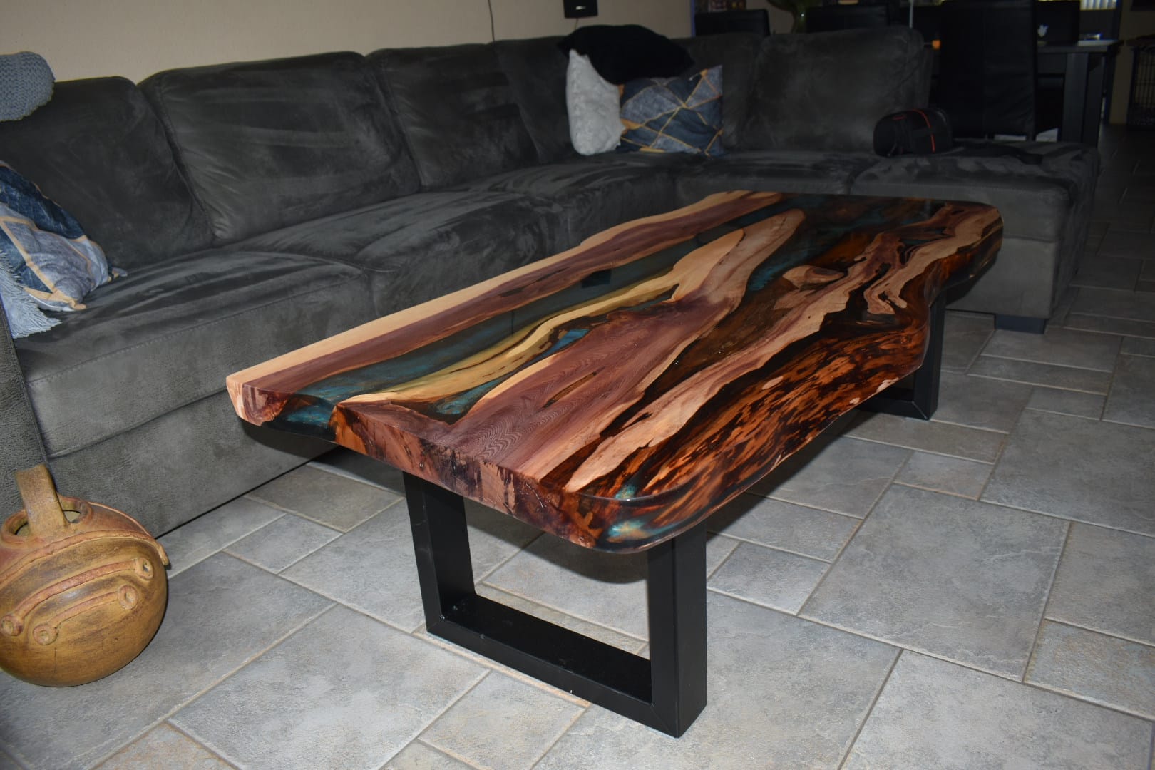 Table basse en genévrier et résine époxy bleue – Bois rouge