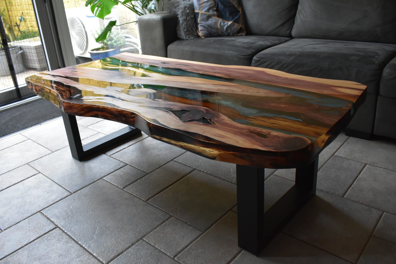 Table basse en genévrier et résine époxy bleue – Bois rouge