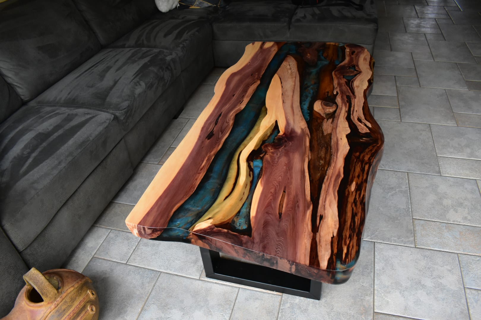 Table basse en genévrier et résine époxy bleue – Bois rouge