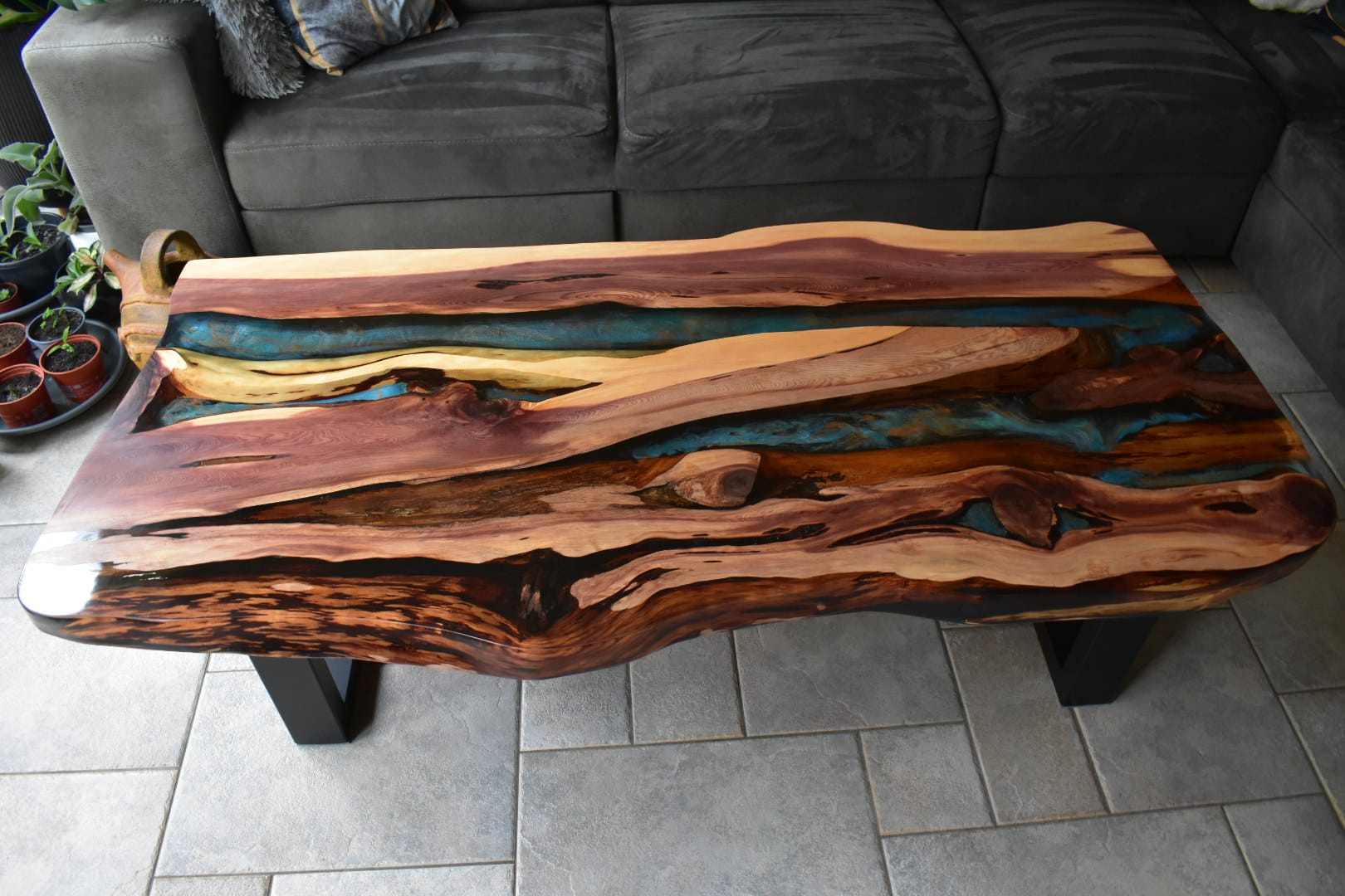 Table basse en genévrier et résine époxy bleue – Bois rouge