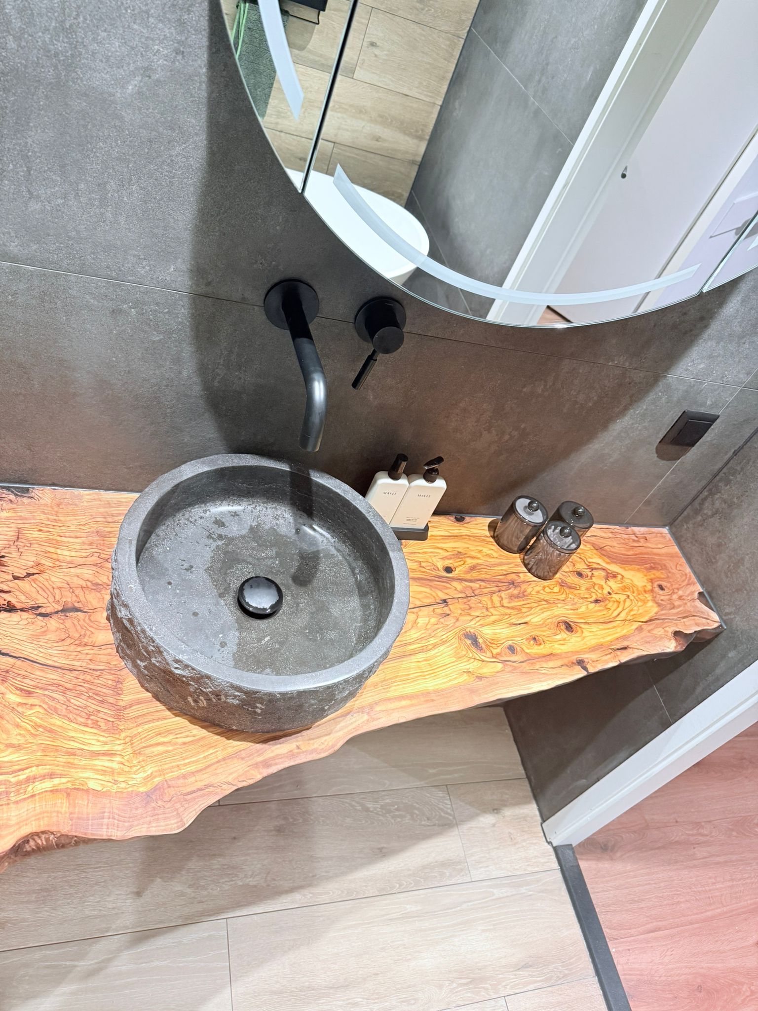 Plan de vasque en bois d'olivier sur mesure – Plan de toilette bord naturel