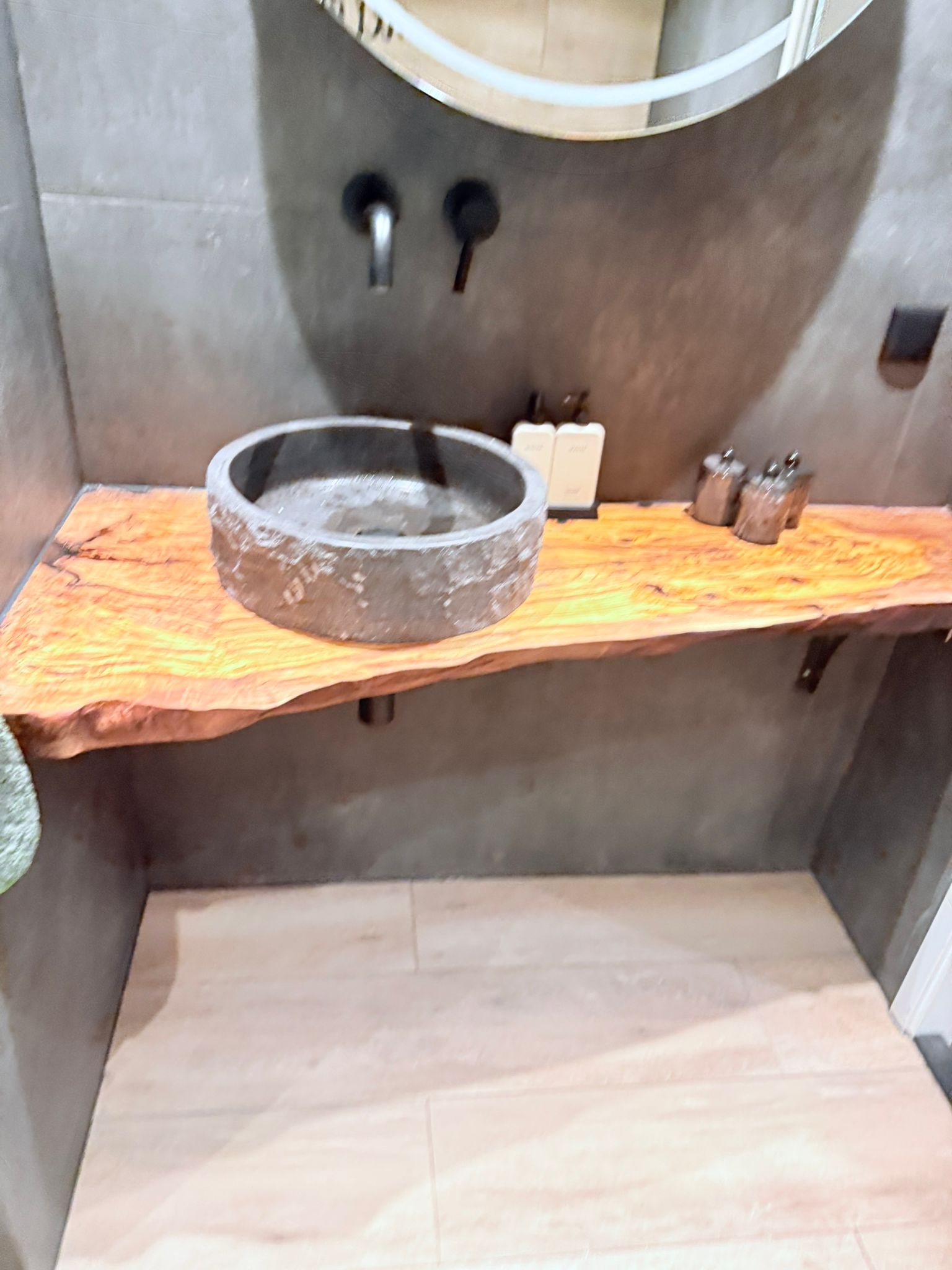 Plan de vasque en bois d'olivier sur mesure – Plan de toilette bord naturel