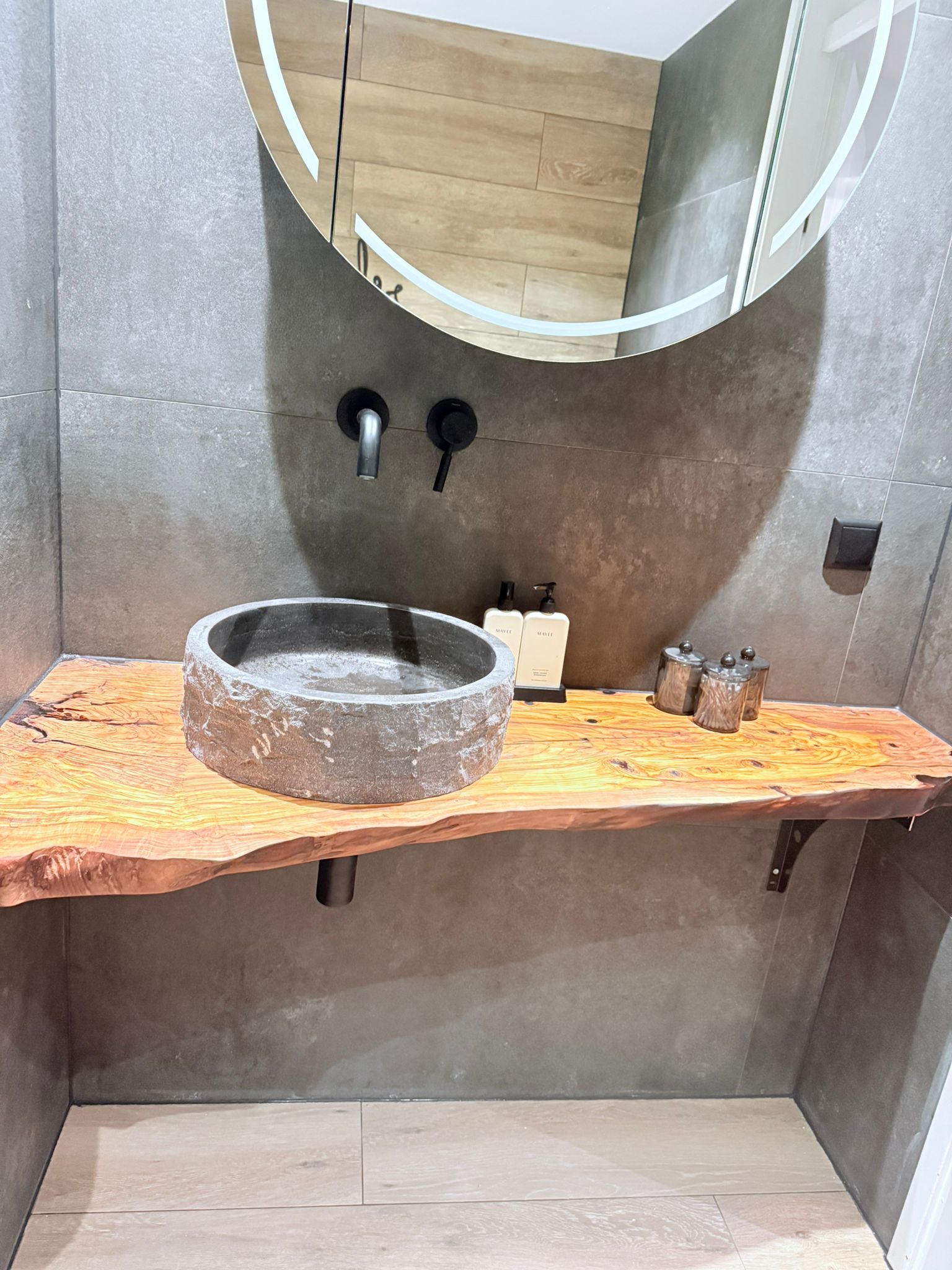 Plan de vasque en bois d'olivier sur mesure – Plan de toilette bord naturel