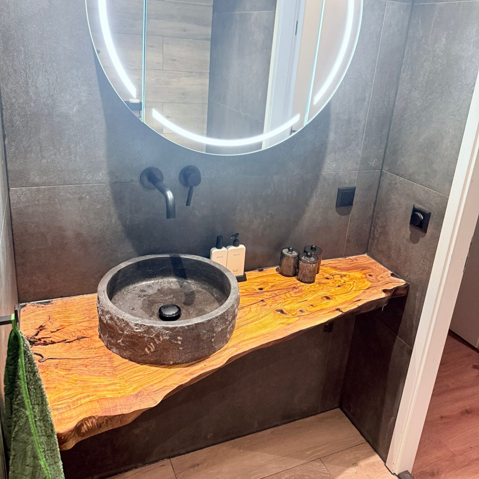Plan de vasque en bois d'olivier sur mesure – Plan de toilette bord naturel