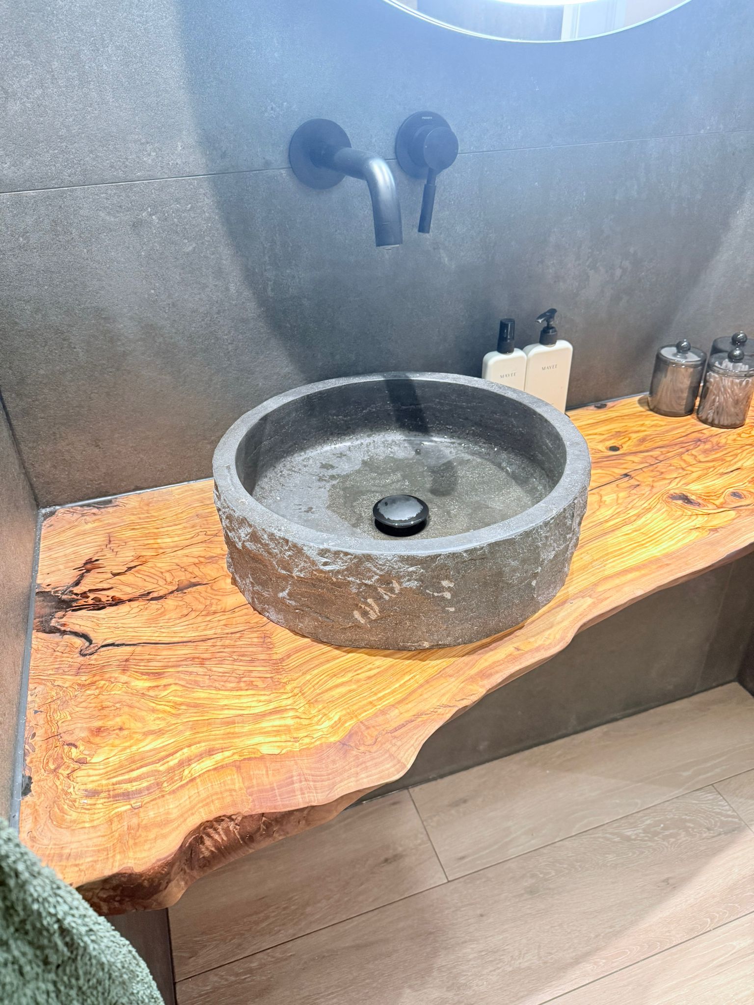 Plan de vasque en bois d'olivier sur mesure – Plan de toilette bord naturel