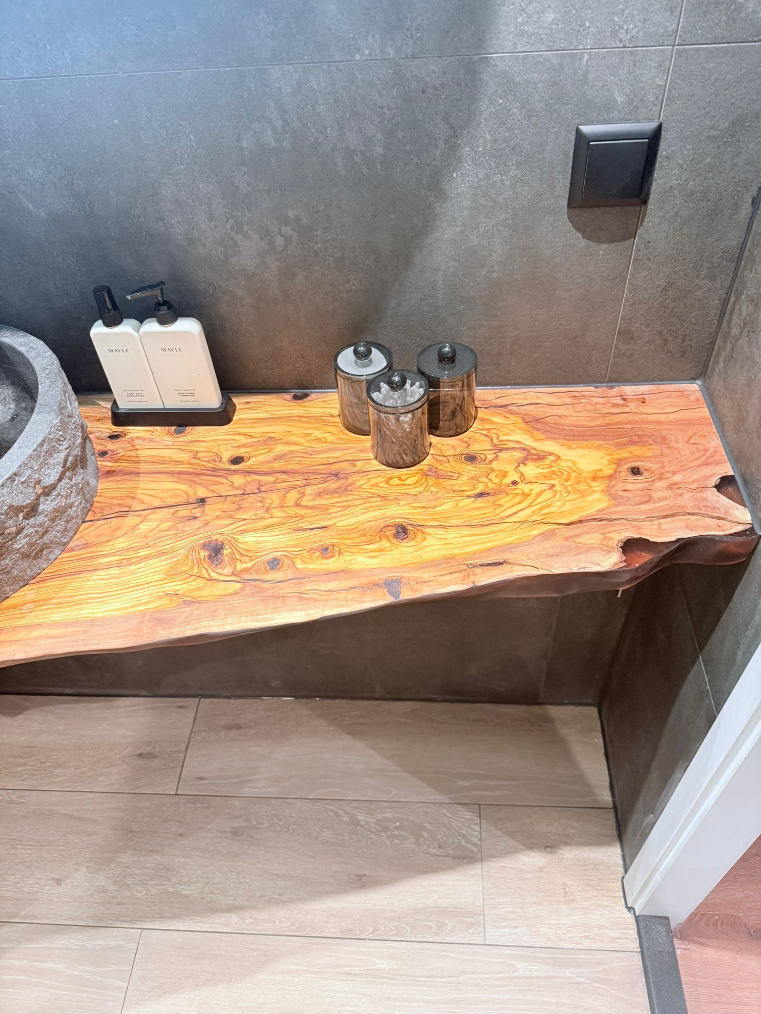 Plan de vasque en bois d'olivier sur mesure – Plan de toilette bord naturel