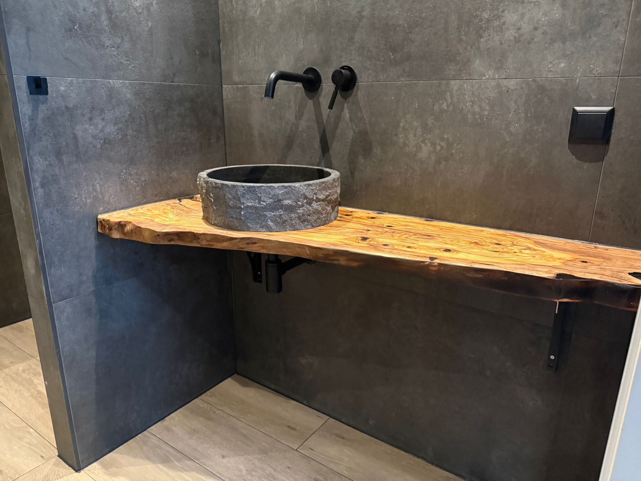Plan de vasque en bois d'olivier sur mesure – Plan de toilette bord naturel