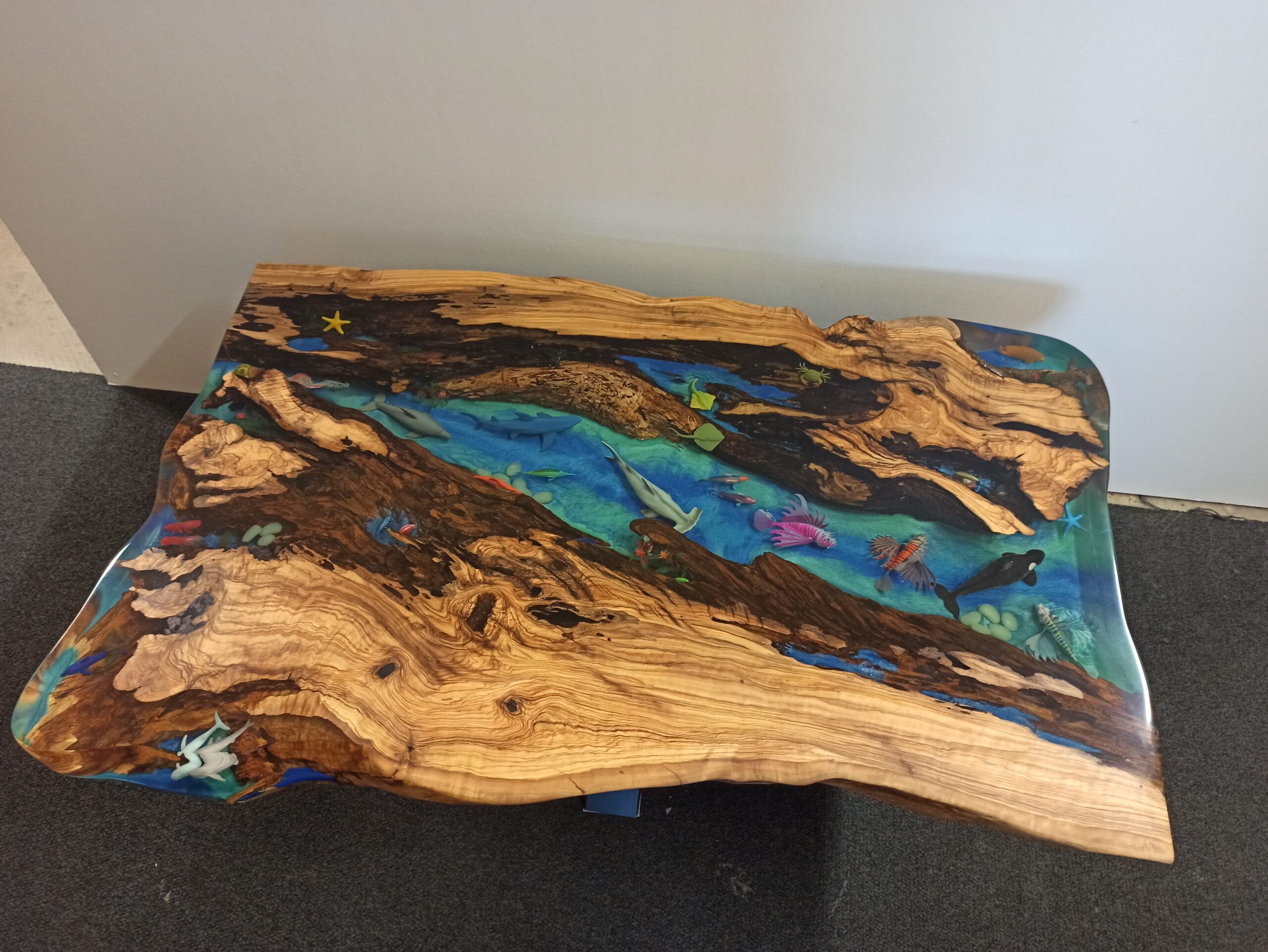 Table basse en résine époxy Beach / Ocean en bois d'olivier