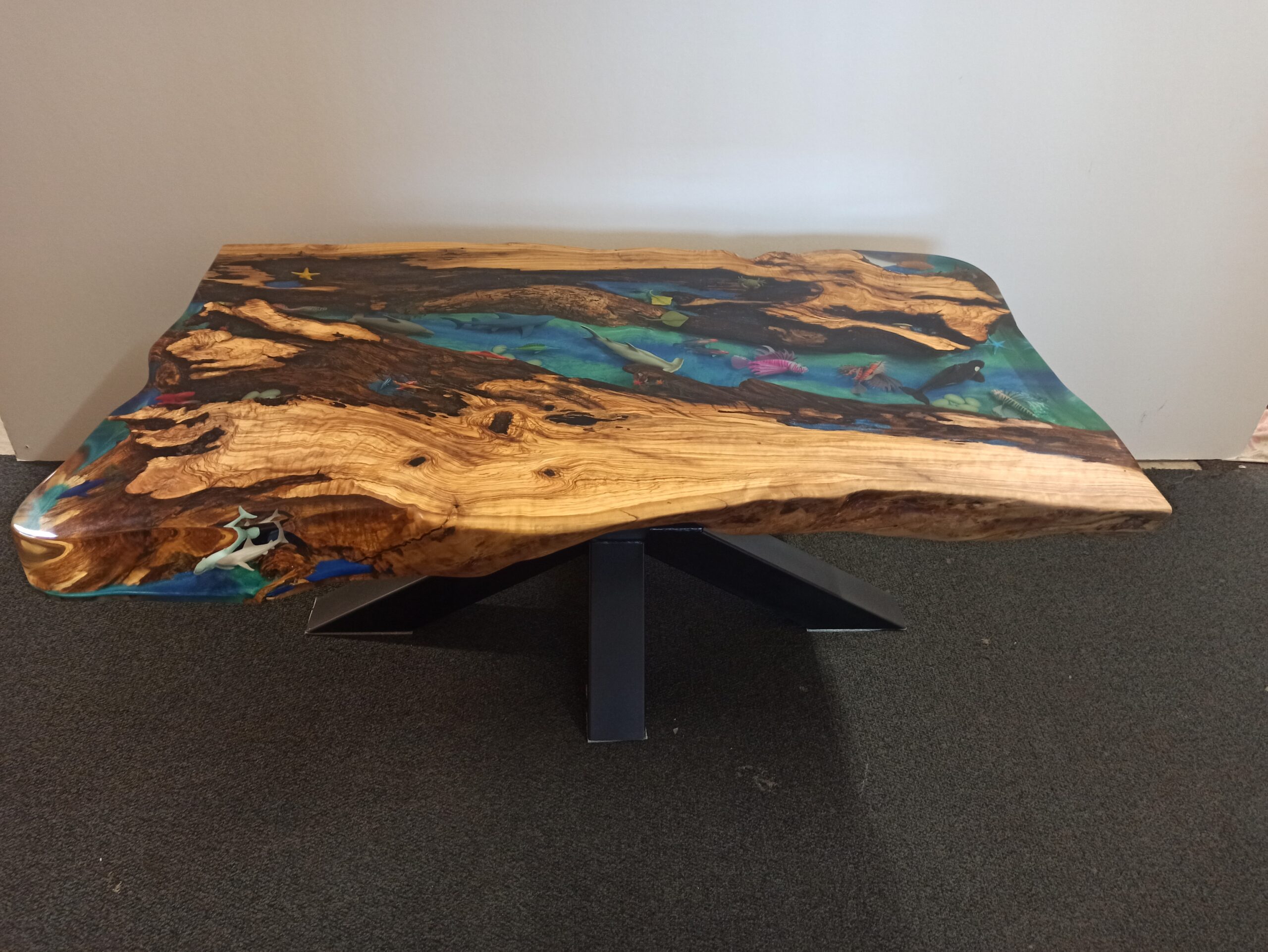 Table basse en résine époxy Beach / Ocean en bois d'olivier