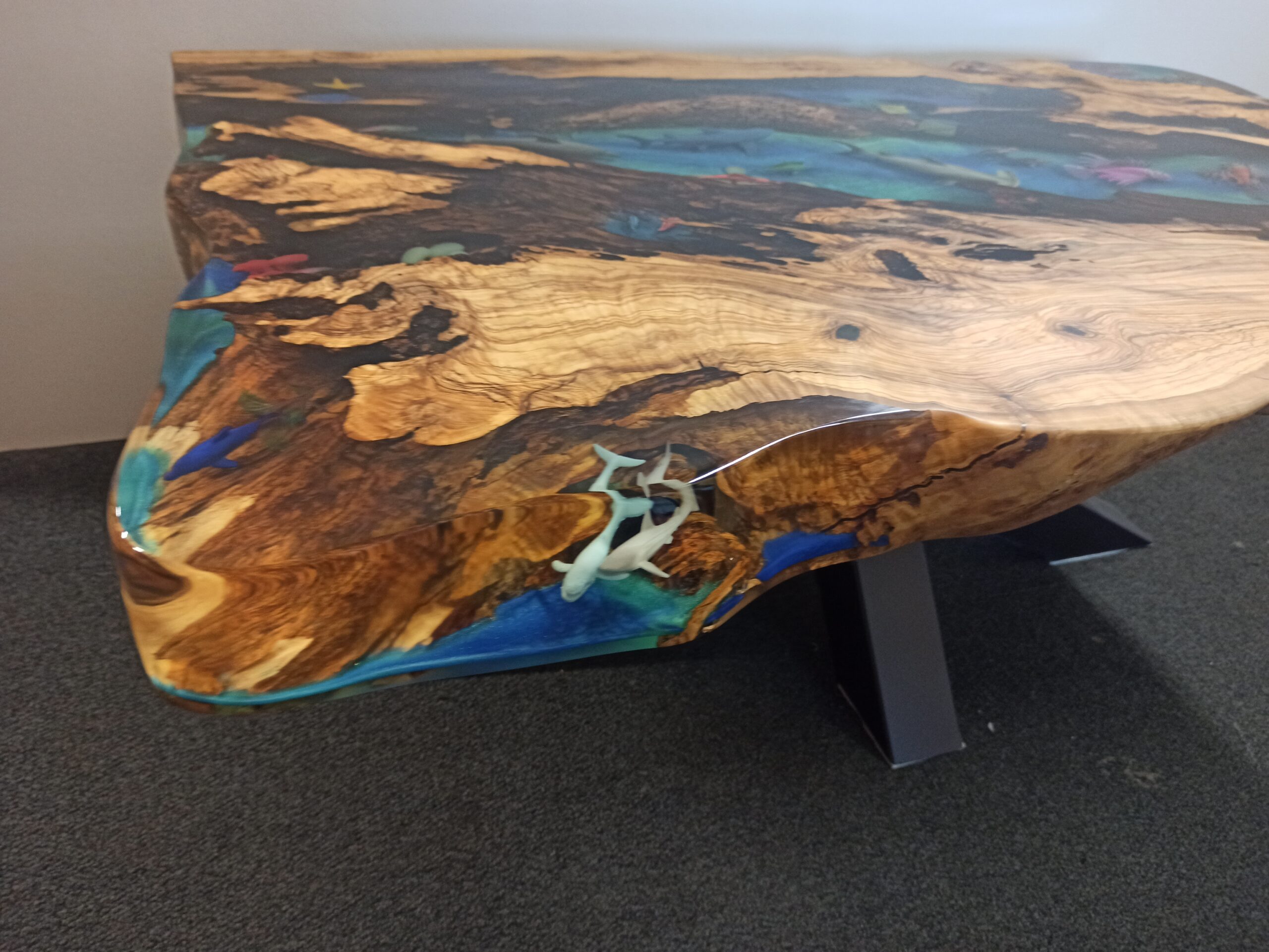 Table basse en résine époxy Beach / Ocean en bois d'olivier