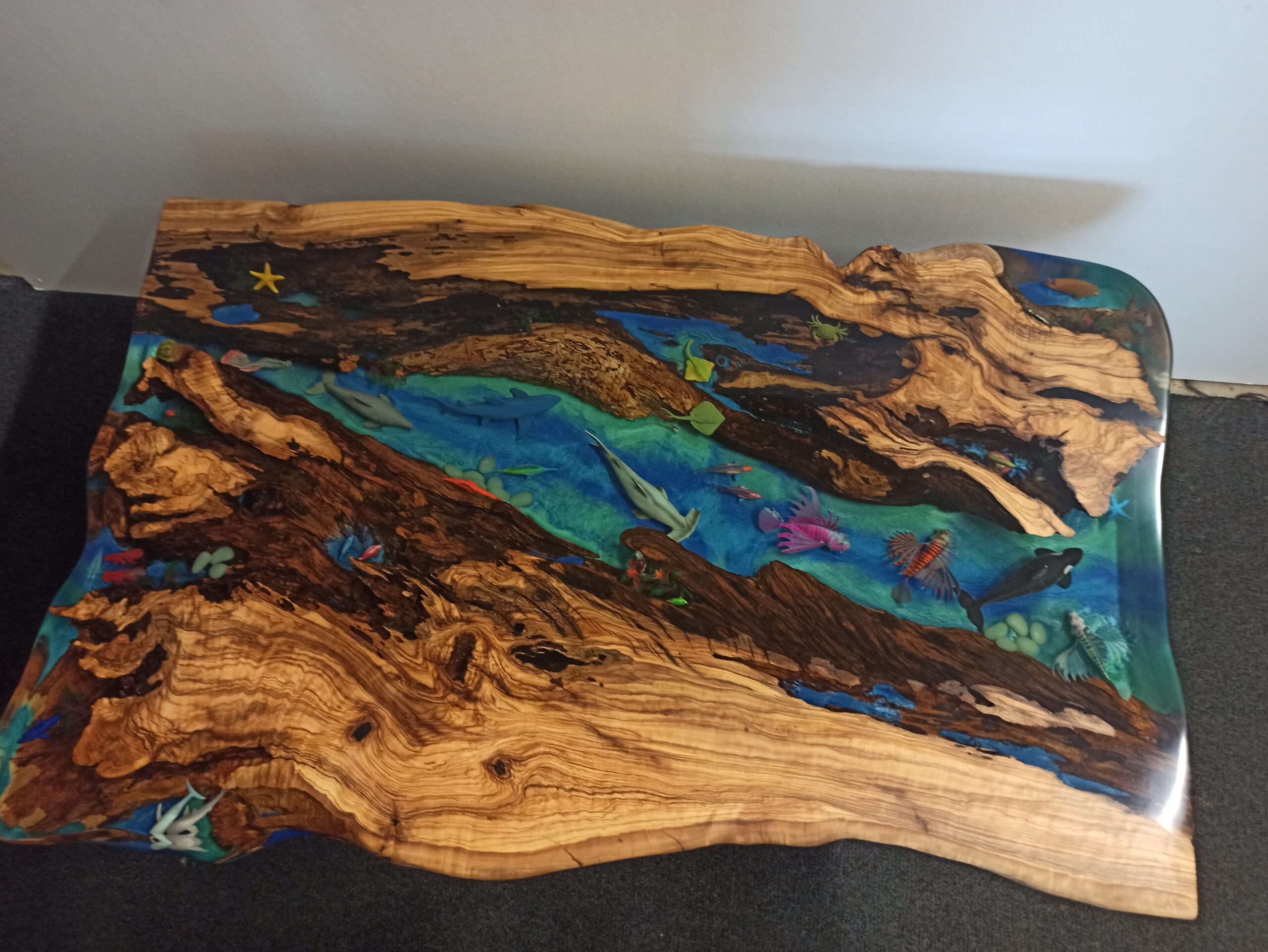Table basse en résine époxy Beach / Ocean en bois d'olivier
