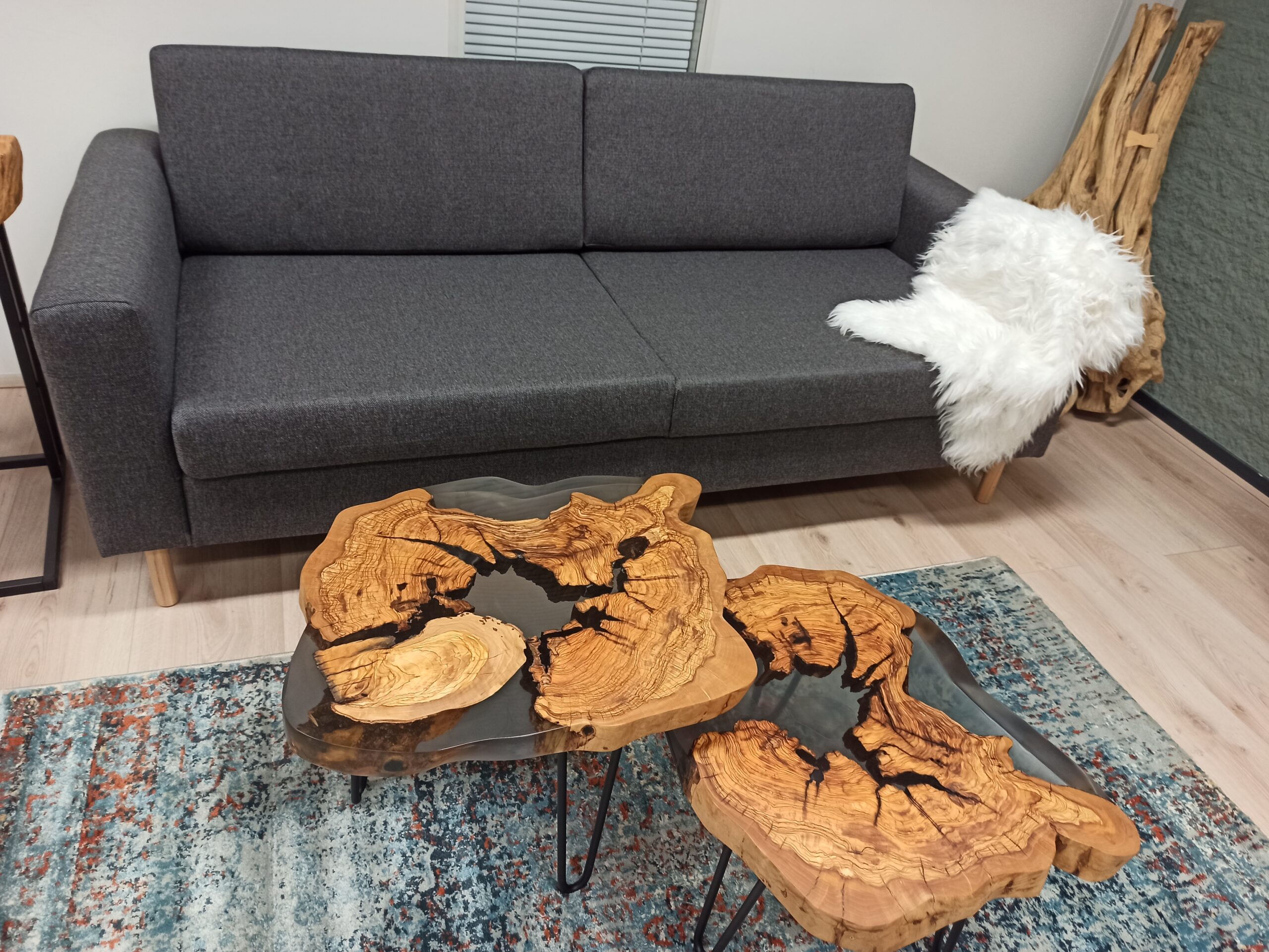 Table d'appoint bord naturel époxy en bois d'olivier - Sur mesure