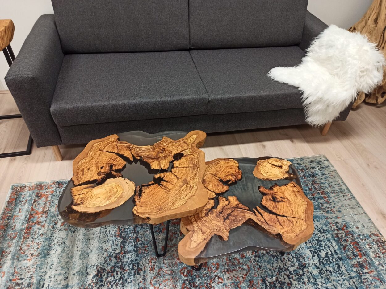 Table d'appoint bord naturel époxy en bois d'olivier - Sur mesure