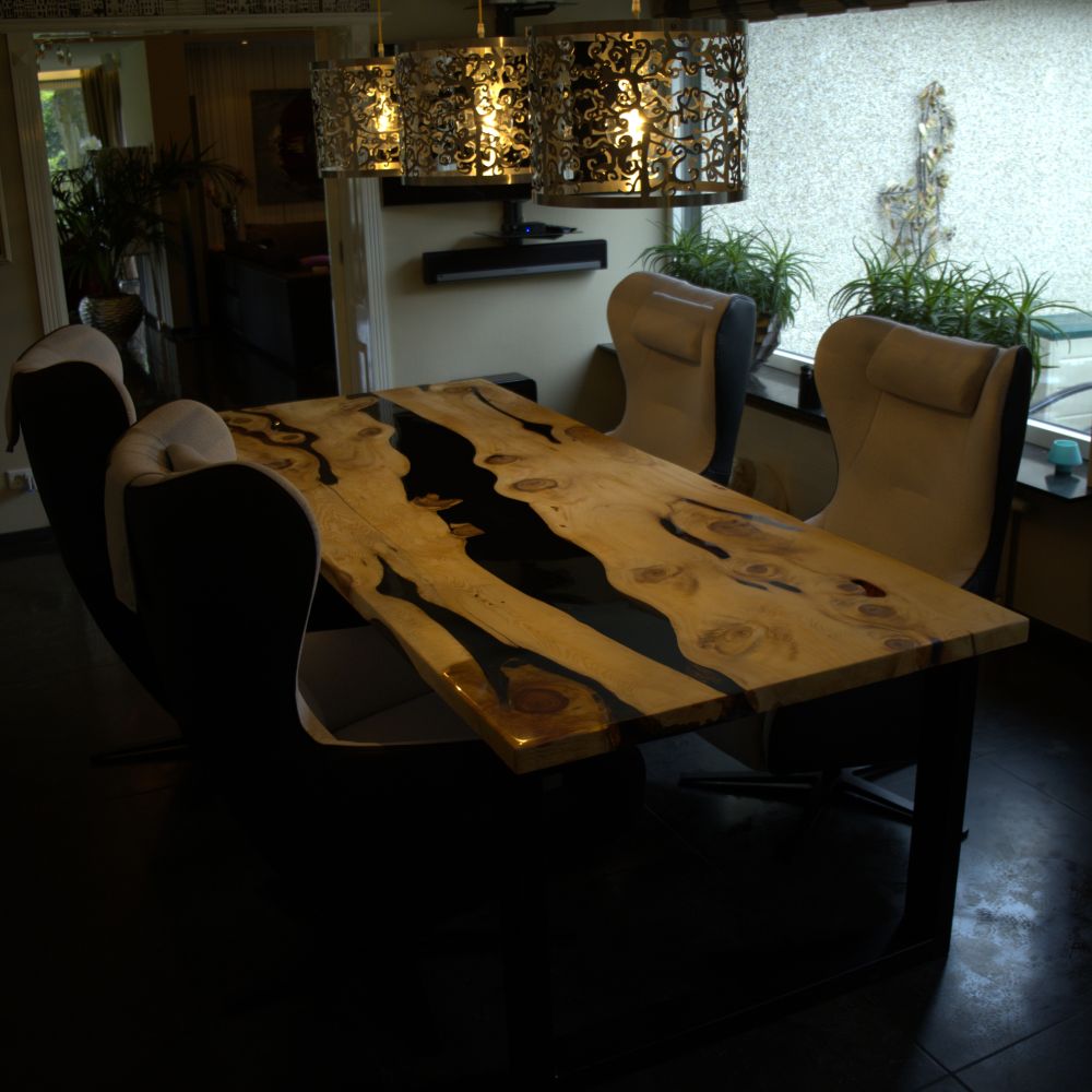 Table bord naturel en genévrier et résine époxy noire – Table à manger d'exception sur mesure