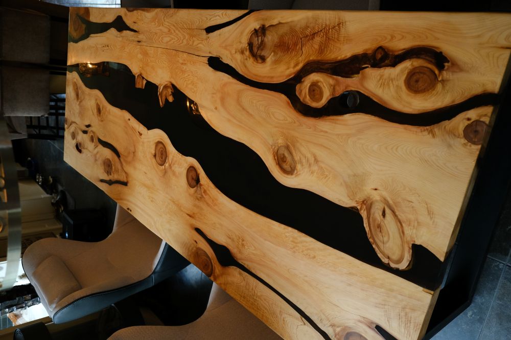 Table bord naturel en genévrier et résine époxy noire – Table à manger d'exception sur mesure