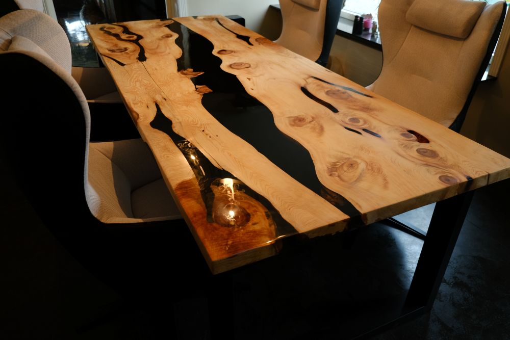 Table bord naturel en genévrier et résine époxy noire – Table à manger d'exception sur mesure