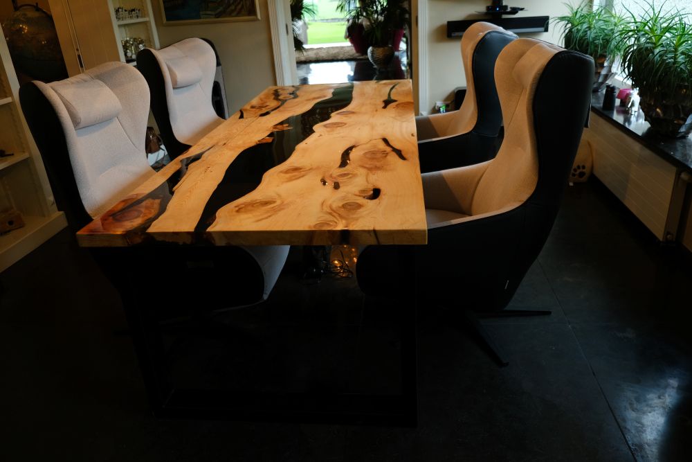 Table bord naturel en genévrier et résine époxy noire – Table à manger d'exception sur mesure