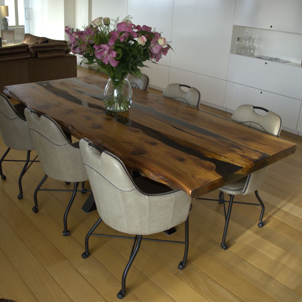 Table à manger en résine époxy et genévrier massif - Table bord naturel sur mesure