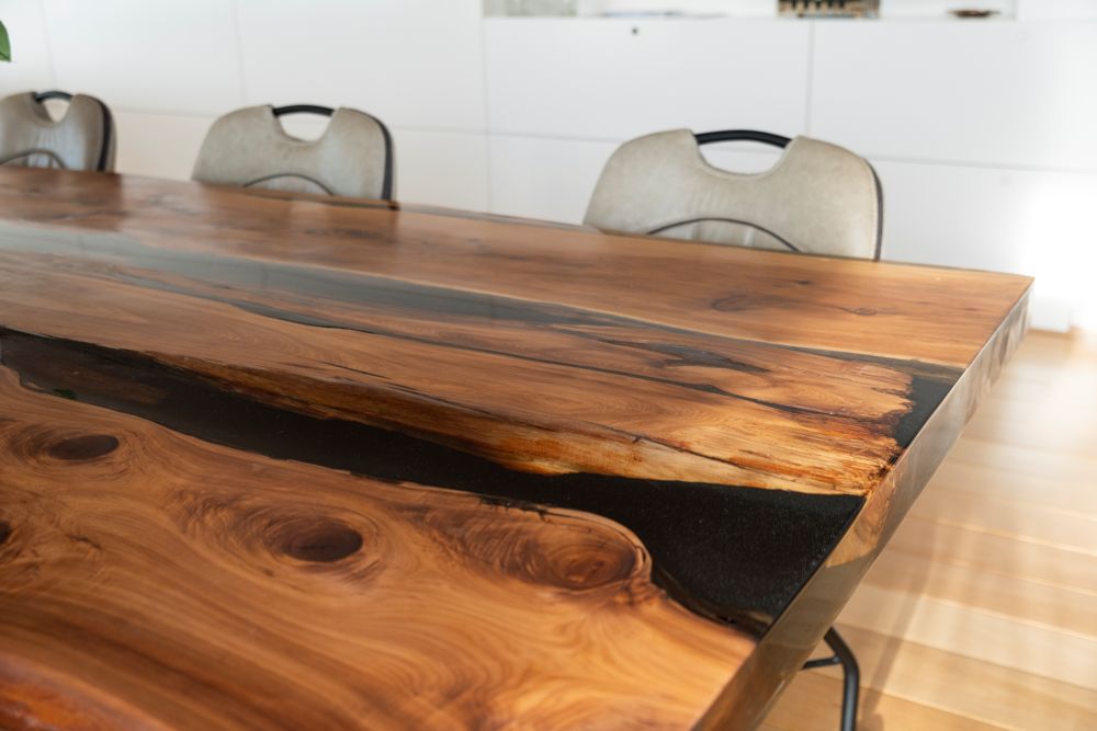 Table à manger en résine époxy et genévrier massif - Table bord naturel sur mesure
