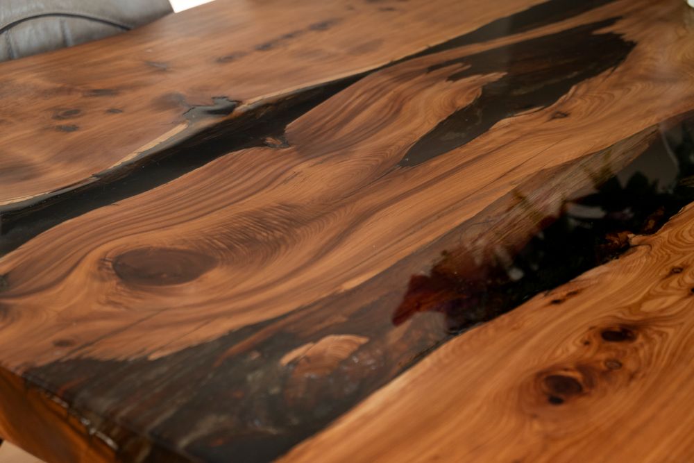 Table à manger en résine époxy et genévrier massif - Table bord naturel sur mesure