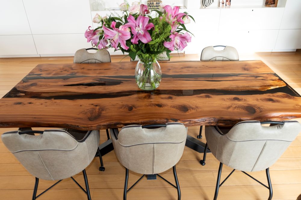 Table à manger en résine époxy et genévrier massif - Table bord naturel sur mesure