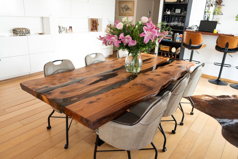 Table à manger en résine époxy et genévrier massif - Table bord naturel sur mesure