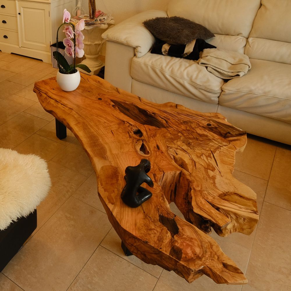 Table basse bord naturel en bois d'olivier massif - sur mesure