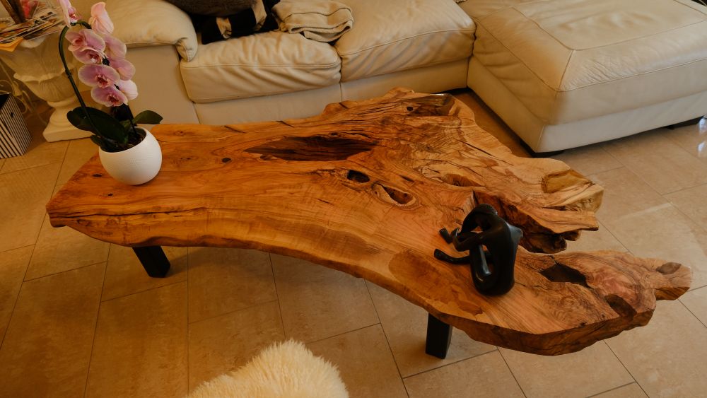 Table basse bord naturel en bois d'olivier massif - sur mesure