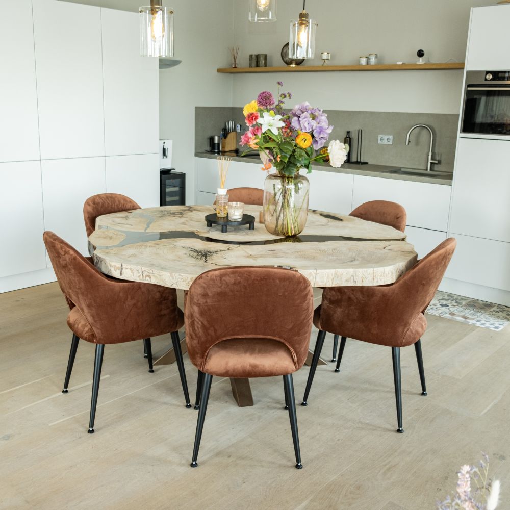 Table ronde en cèdre bord naturel avec résine époxy – Massive et sur mesure