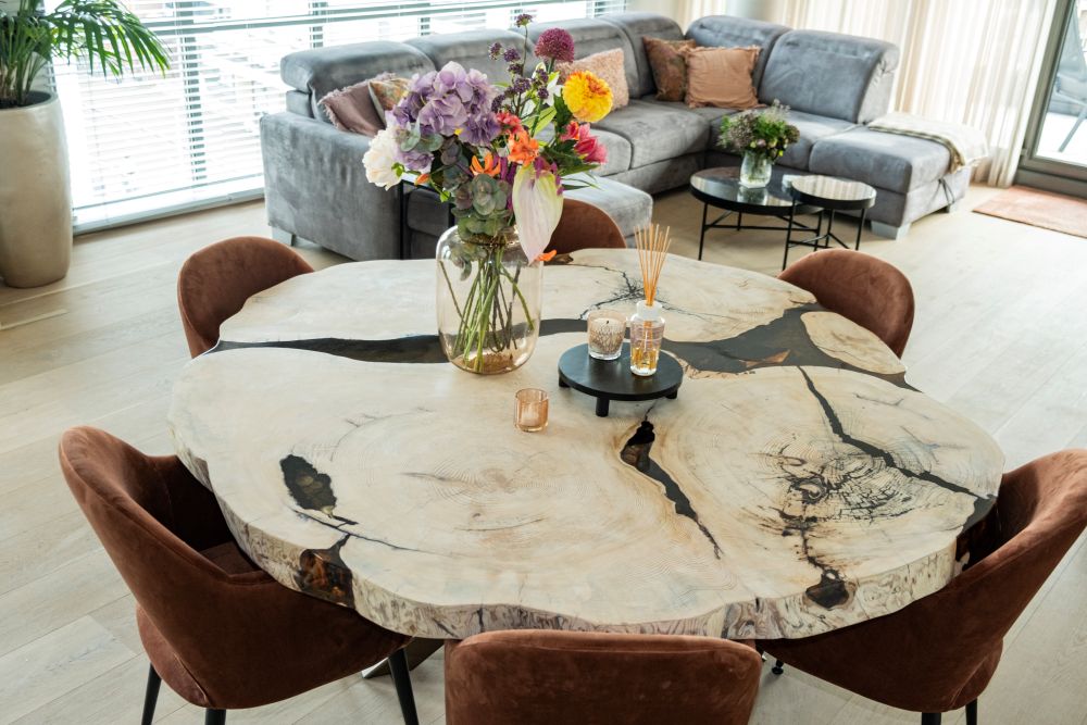 Table ronde en cèdre bord naturel avec résine époxy – Massive et sur mesure