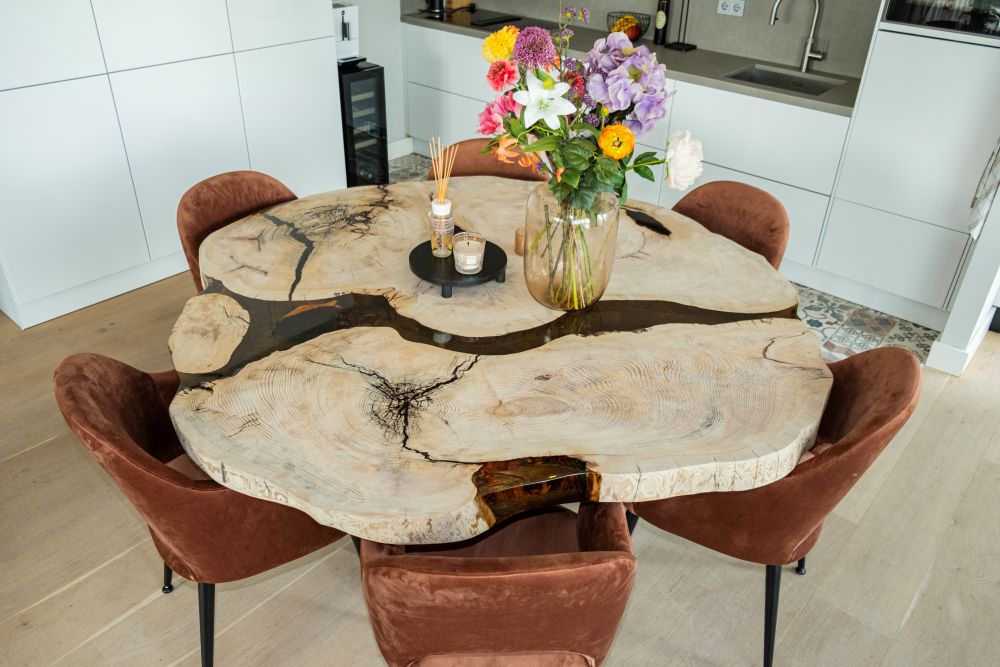 Table ronde en cèdre bord naturel avec résine époxy – Massive et sur mesure