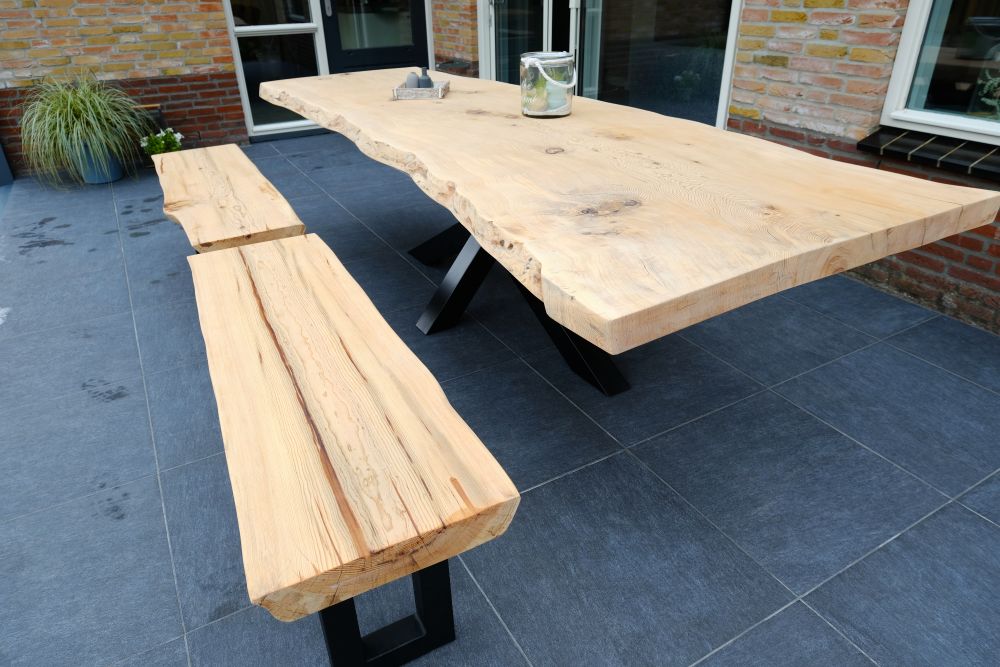 Table de jardin en cèdre massif sur mesure – Bord naturel extérieur