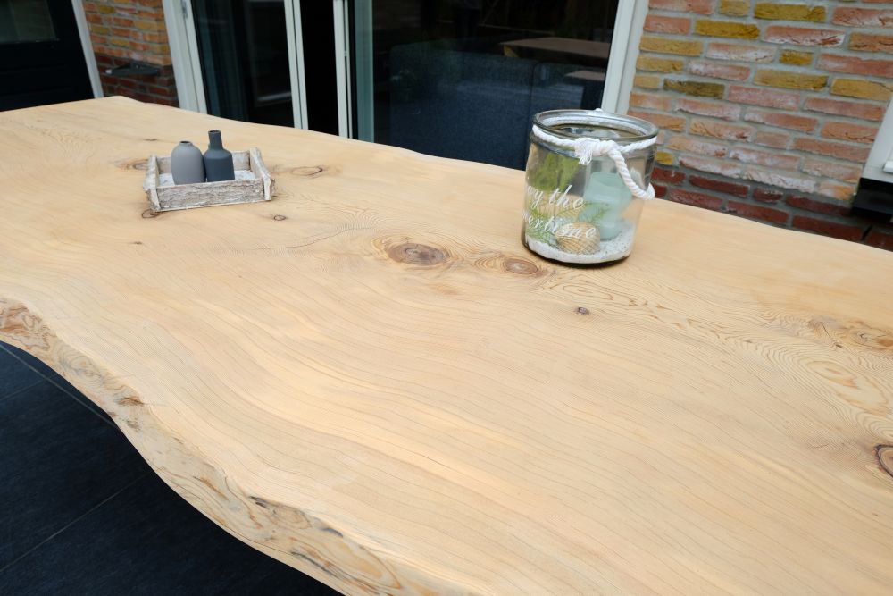 Table de jardin en cèdre massif sur mesure – Bord naturel extérieur