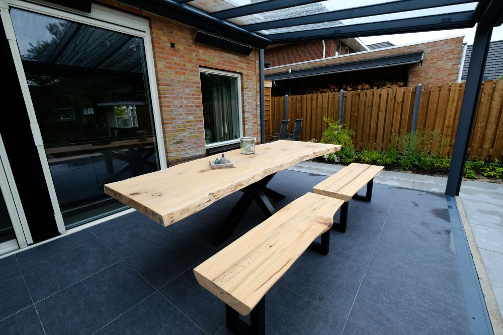Table de jardin en cèdre massif sur mesure – Bord naturel extérieur