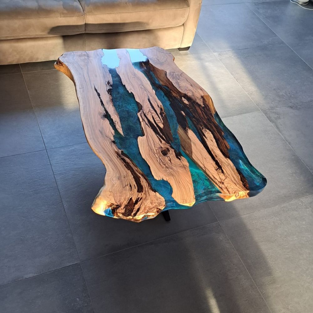 Table basse bord naturel en bois d'olivier massif – Résine époxy Blue River (pièce unique sur mesure)