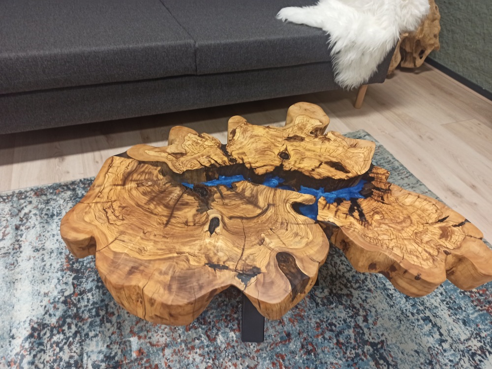 Table basse bord naturel en bois d'olivier et résine époxy bleue
