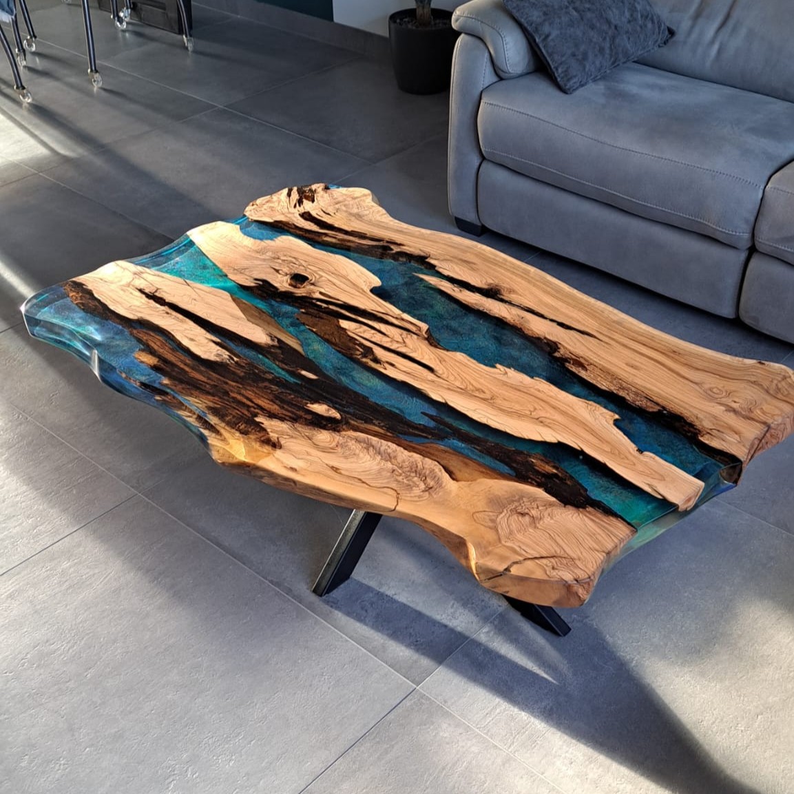 Table basse bord naturel en bois d'olivier massif – Résine époxy Blue River (pièce unique sur mesure)