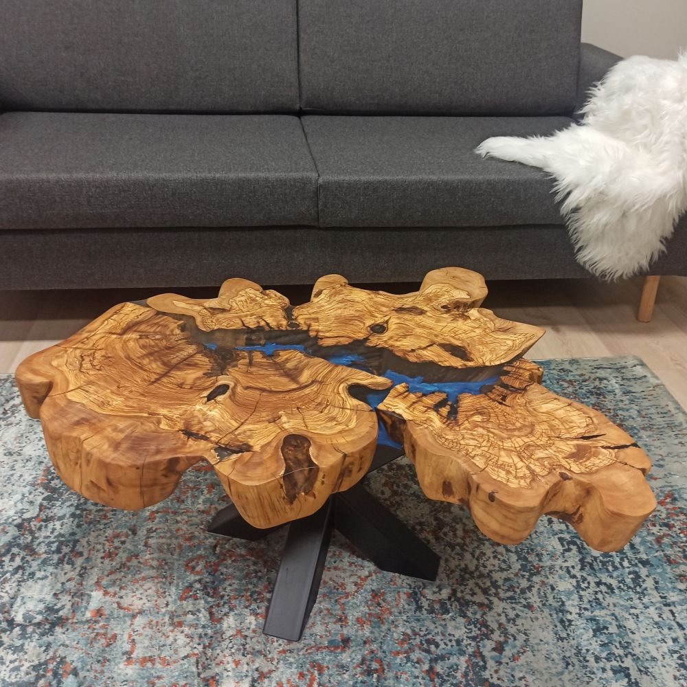 Table basse bord naturel en bois d'olivier et résine époxy bleue