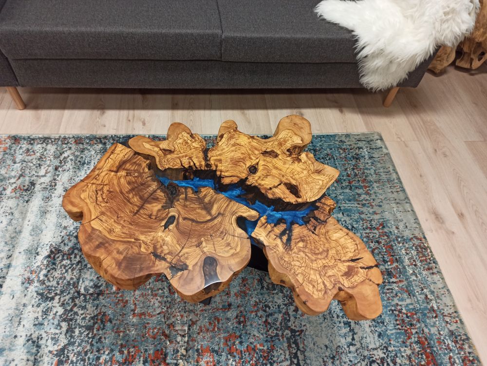 Table basse bord naturel en bois d'olivier et résine époxy bleue