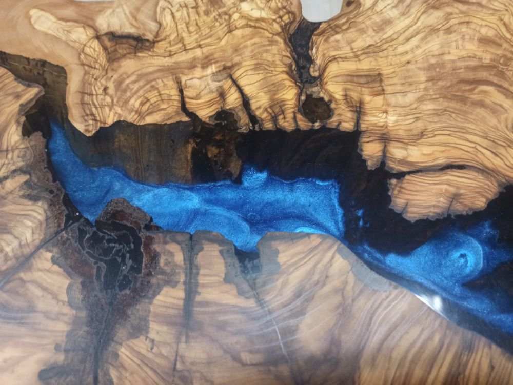 Table basse bord naturel en bois d'olivier et résine époxy bleue