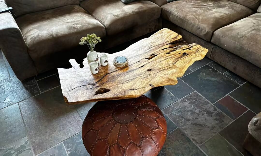 Table basse bord naturel en bois d'olivier - Sur mesure
