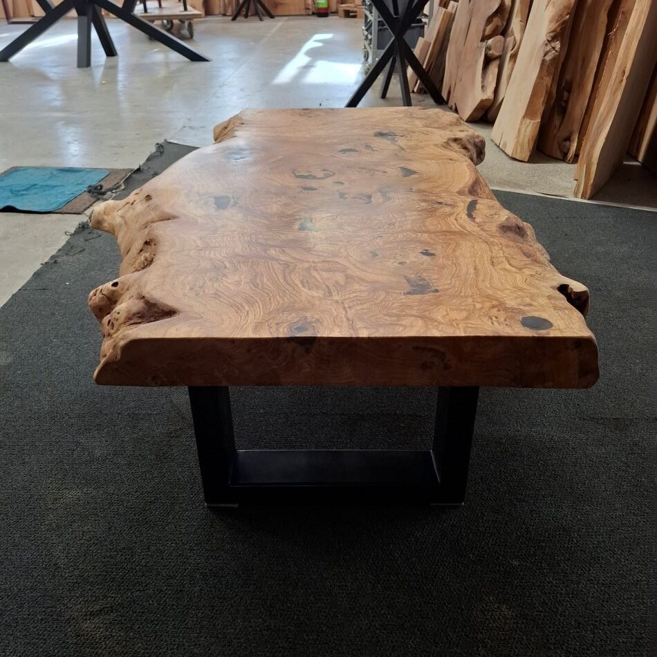 Table basse bord naturel en chêne massif sur mesure