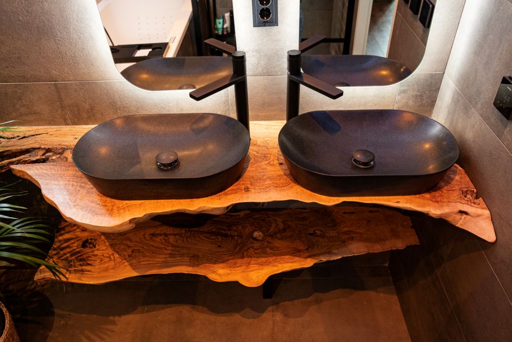 Plan de vasque sur mesure en bois d'olivier massif – Meuble de salle de bain bord naturel